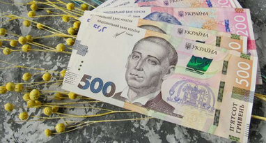 Купюры пятьсот и двести гривен