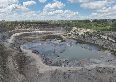 До схеми входили вісім осіб
