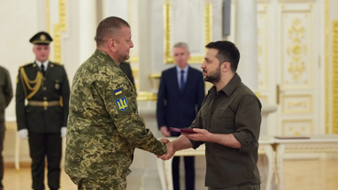 Зеленський звільнив Залужного з військової служби