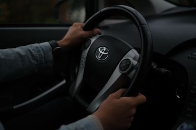 Водій за кермом Toyota