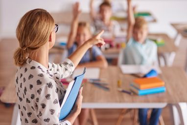 В Україні піднімуть зарплати вчителям: коли та на скільки