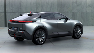 Недорогой молодежный электрокроссовер Toyota показали до премьеры (видео)