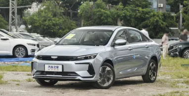 У Китаї представили новий Geely Emgrand: авто буде доступне у бензиновій та гібридній версіях