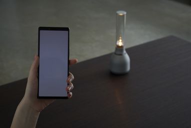 Sony представила стеклянную беспроводную колонку с режимом свечи (фото)