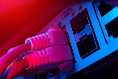 Ограничения введены в отношении интернет-провайдеров, операторов спутниковой связи и компаний, обеспечивающих трансляцию российских телеканалов