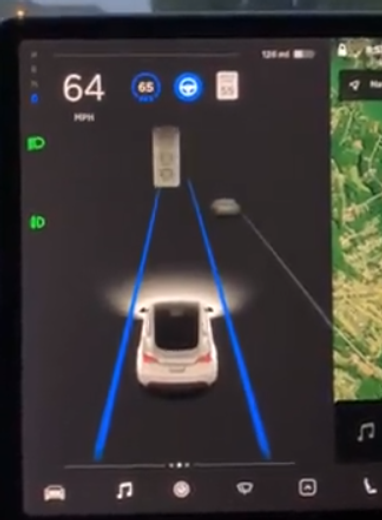Владельцы Tesla жалуются, что авто странно реагирует на Луну (видео)