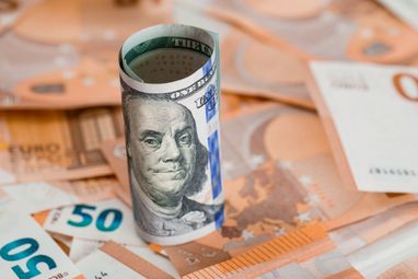 Как выгодно обменять евро на доллары: советы для украинцев в Европе