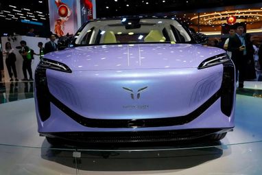 В Шанхае показали новый электрический кроссовер Hongqi E202