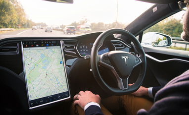 В Эстонии разрешили движение самоуправляемых Tesla