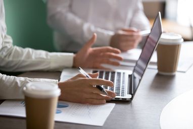 Брак робочої сили: українські роботодавці «ганяються» за чоловіками старше 60 років