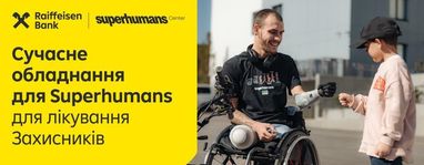 На фото — український захисник посміхається під час спілкування з дитиною. Він, завдяки сучасним протезам та підтримці Superhumans Center повертається до активного життя.