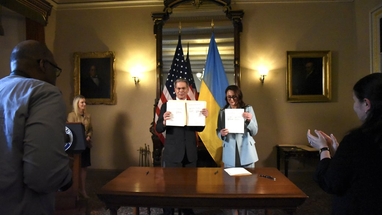 Первая вице-премьер — министр экономики Украины Юлия Свириденко и министр экономики США Скотт Бессент после подписания соглашения.