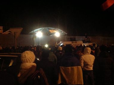 Євромайдан переходить у наступ: колона авто приїхала до "хатинок" Азарова, Рибака і Ющенка (ФОТО)