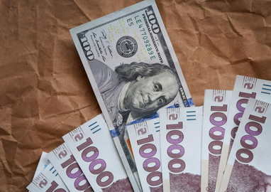 У квітні українці продали рекордний обсяг валюти з початку великої війни