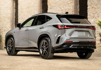 Внешне Lexus NX получил новую светотехнику с двойной линией фар