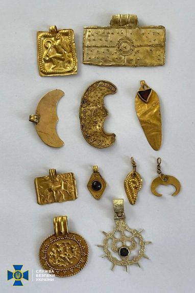 Из Украины хотели вывезти золотые украшения времен Скифской эпохи (фото)