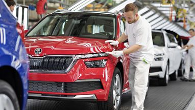 Найбільший виробник легкових авто в Україні відновлює роботу заводу