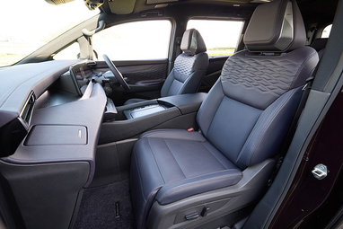 Інтерʼєр Nissan Elgrand