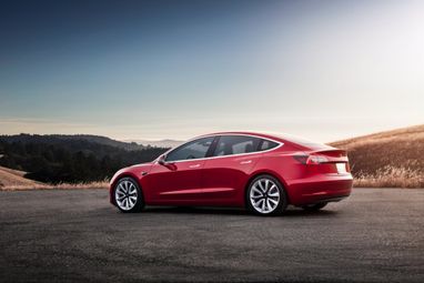 Половина власників Tesla не планують повертатись до автомобілів з ДВЗ