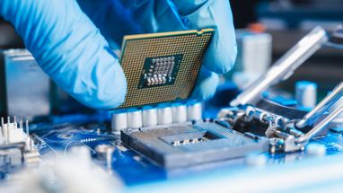 Байден ввел в действие закон о субсидиях на $52 млрд для производства чипов