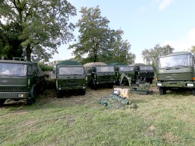 Григорій Козловський передав українській армії 6 військових вантажівок, екскаватор та 20 рацій