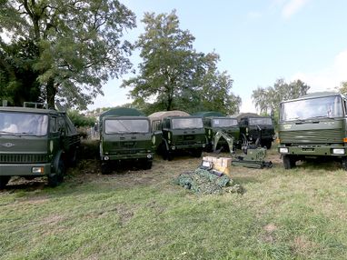 Григорій Козловський передав українській армії 6 військових вантажівок, екскаватор та 20 рацій