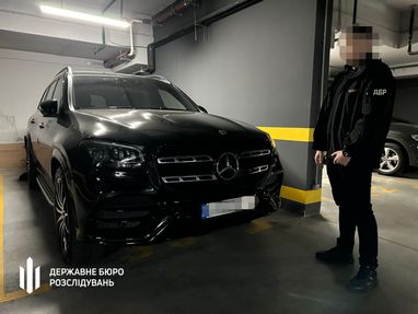 Мільйон доларів готівки і елітний автопарк: у Києві затримали трьох посадовців ТЦК