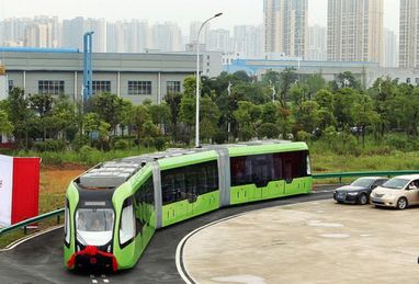 У Китаї почалося тестування першого безрейкового електропоїзда (фото)