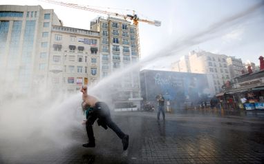 У Стамбулі поновилися масові: заворушення - постраждалих більше 100 людей (ФОТО)