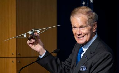 Билл Нельсон держит модель самолета во&nbsp;время пресс-конференции, посвященной проекту Sustainable Flight Demonstrator в&nbsp;среду, 18&nbsp;января 2023&nbsp;г. Изображение: NASA 