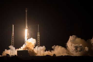 SpaceX во второй раз удалось посадить первую ступень Falcon 9 на космодром (фото)