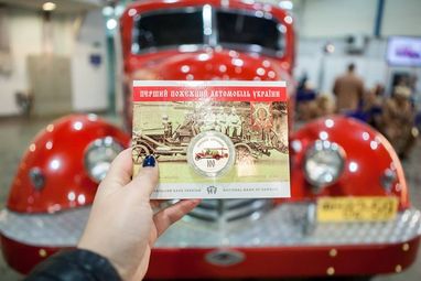 НБУ представил памятную монету “100 лет первому пожарному автомобилю" (фото)