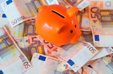 Яку валюту українці складають під матрац