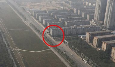 Китайские реалии: построенная девятиэтажка перекрыла шоссе в КНР (ФОТО)