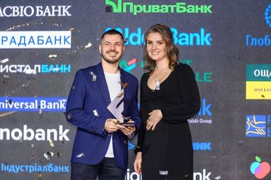 Директор Департаменту інформаційної безпеки Universal Bank Тарас Лобода (ліворуч) та керівниця MediaBiz Treeum Надія Квітка
