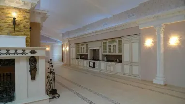 В Киеве продается квартира размером с торговый центр (фото)