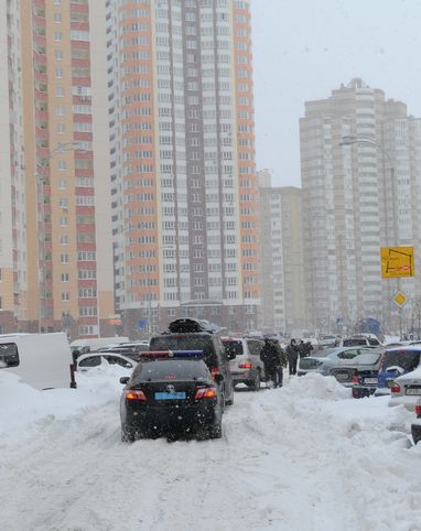 Как Азаров поехал проверить наличие хлеба в супермаркете и застрял на мосту (ФОТО)