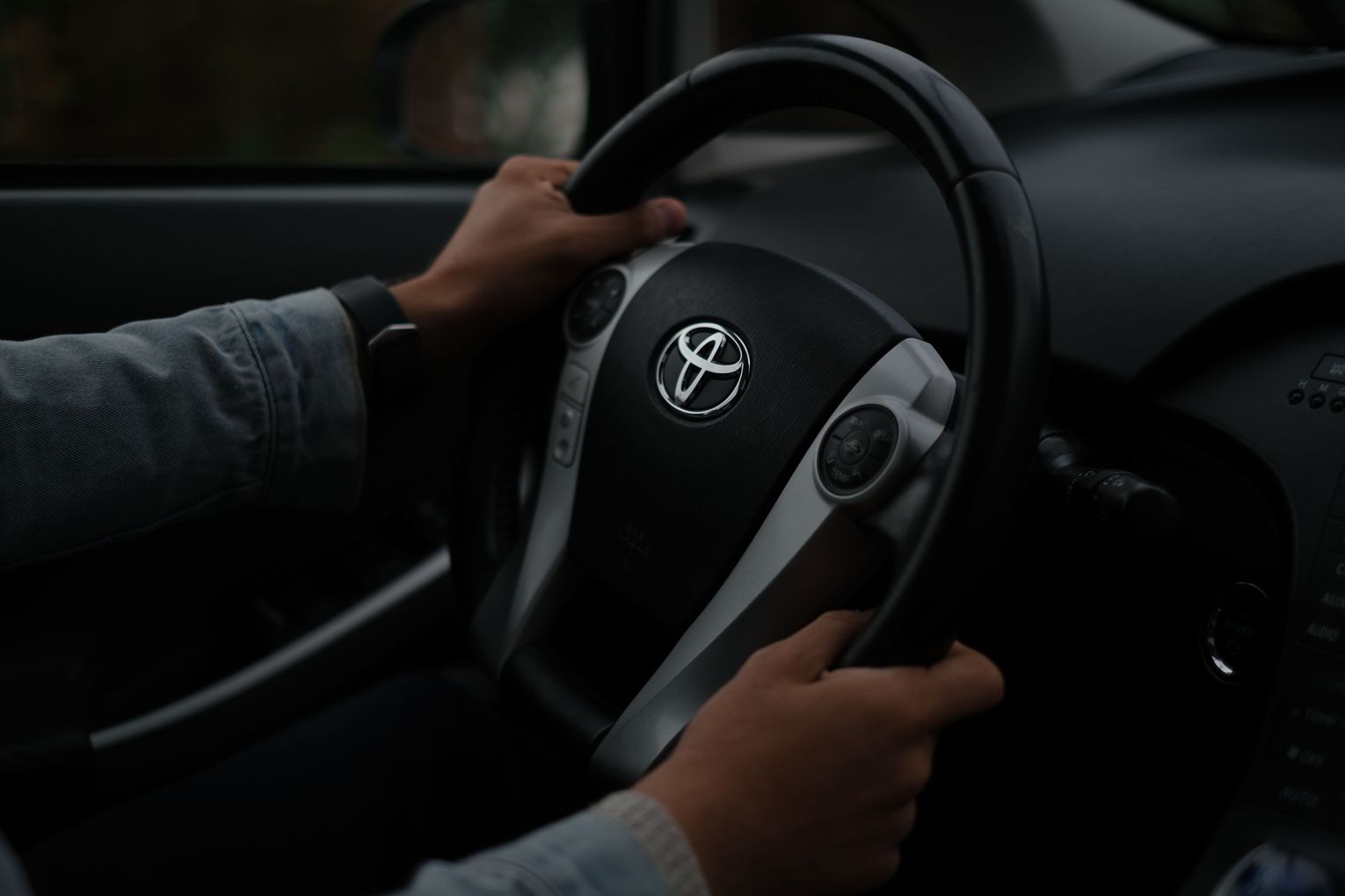 РФ під час нічної атаки знищила склад Toyota у Києві