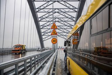 У Києві відкрили рух частиною Подільського мосту для спецтранспорту