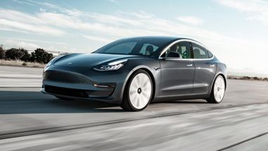 Tesla Model 3 має просторий інтер'єр і приємну керованість