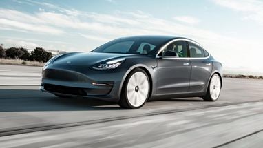 Tesla Model 3 имеет просторный интерьер и приятную управляемость.