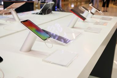 Смартфоны бросают с высоты одного метра, после чего проверяют их работоспособность