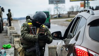 В Україні змінили правила зупинки авто на блокпостах: поради водіям