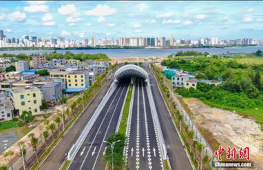 В Китаї за рік побудували автомобільний тунель під річкою (фото)