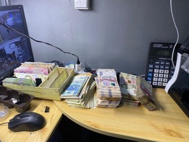 В Киеве разоблачили фиктивные пункты обмена валют, в которых продавали фальшивые доллары