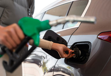 Найбідніші оплатять пальне для крутих авто? Чи виправить ситуацію новий кешбек (думка експерта)