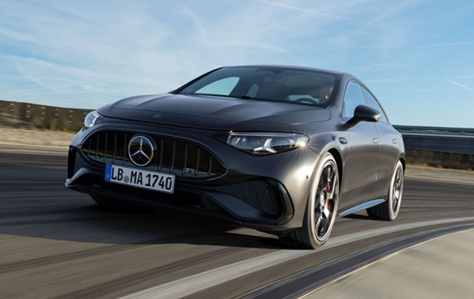 Mercedes-AMG представила новий CLA 45 у кузовах седан і Shooting Brake