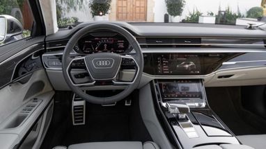 Audi представила новый седан S8 (фото)