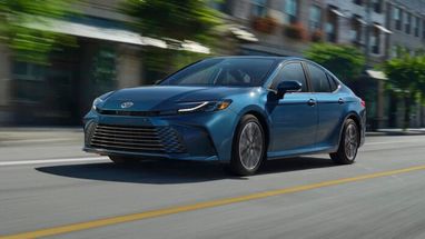 Дебютировала Toyota Camry нового поколения: фото
