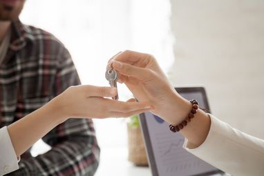 Около трети сделок по продаже жилья в новостройках в 2025г. заключалось по программе "єОселя"